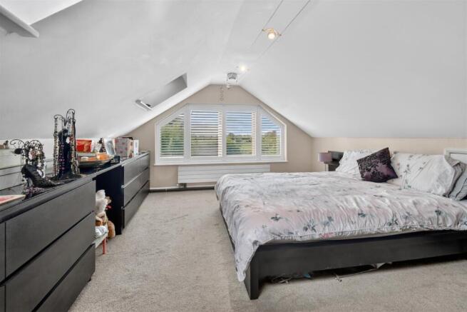 5 bed Detached for sale Image 12