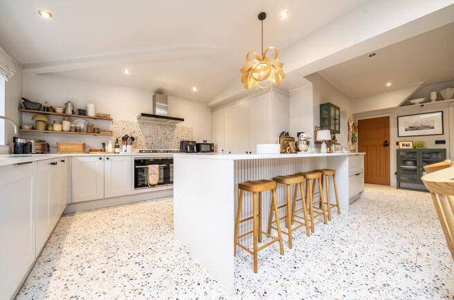 1365198-7-68ed31e...