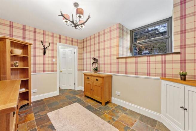 5 bed Detached for sale Image 9