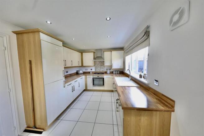 4 bed Detached for sale Image 7