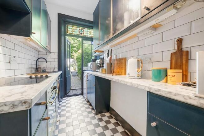 Kitchen (2).JPG