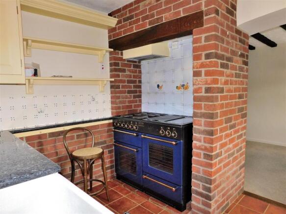 KITCHEN 2.JPG