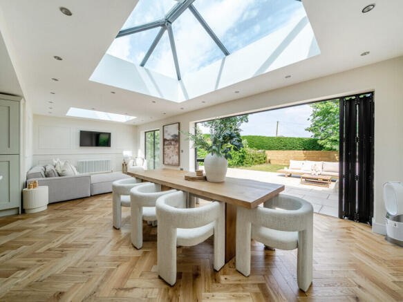 5 bed Detached for sale Image 2