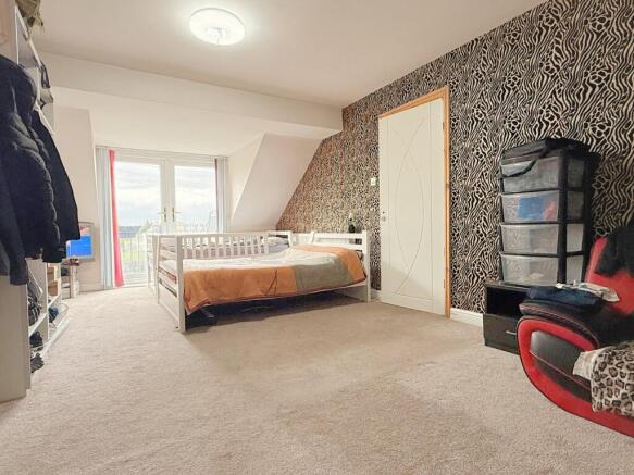 5 bed Detached for sale Image 8