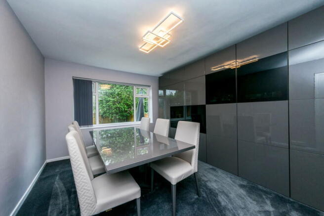 5 bed Detached for sale Image 4