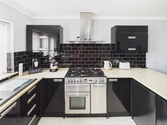 5 bed Detached for sale Image 6