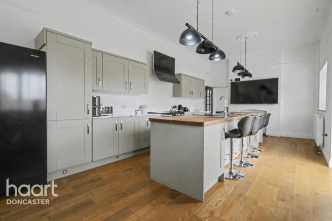 5 bed Detached for sale Image 8