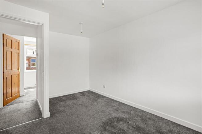 4 bed Semi-Detached to rent Image 12