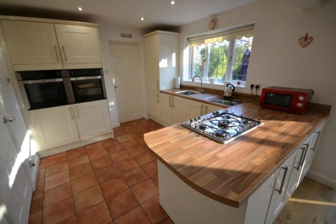 LARGE FAMILY KITCHEN DINING ROOM