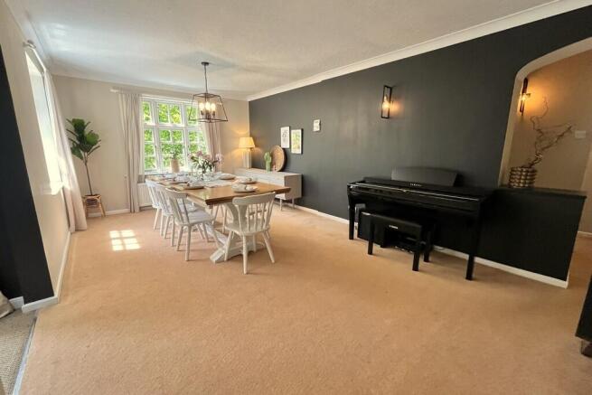 5 bed Bungalow for sale Image 12