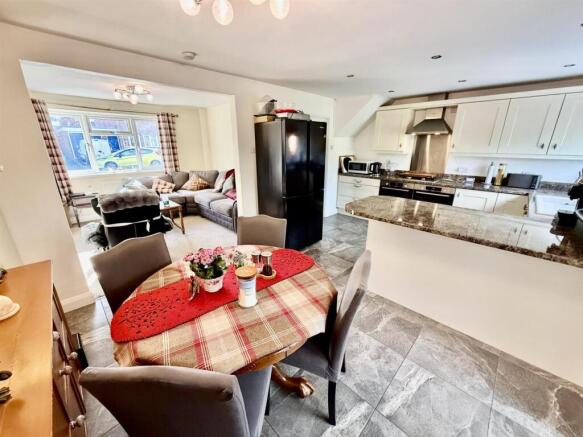 Kitchen/ Dining Room