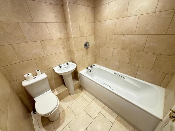 18 Riverside Court Bathroom
