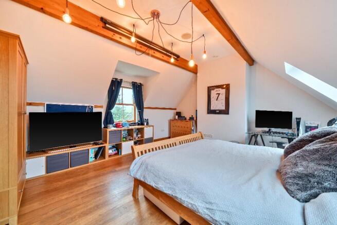 5 bed Detached for sale Image 12