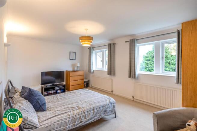 6 bed Detached for sale Image 9