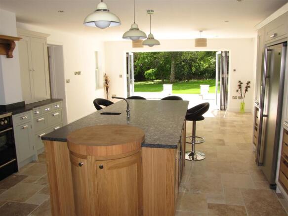KITCHEN/DINING ROOM