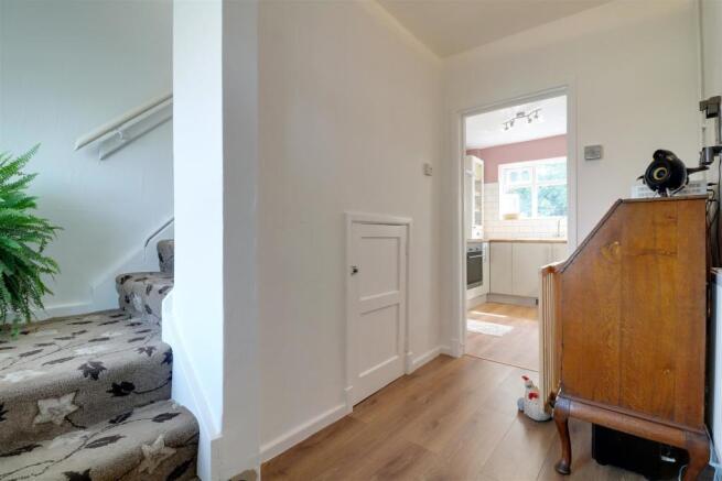 SPACIOUS ENTRANCE HALLWAY