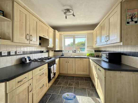 4 bed Detached for sale Image 11