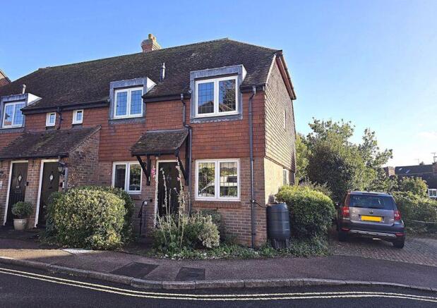 2-bed flat on Penns Court, Steyning, £279,950