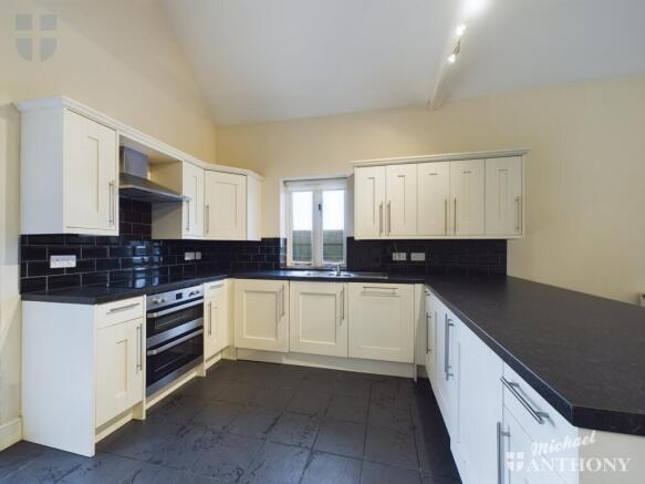 CAM03218G0-PR0490-STILL010