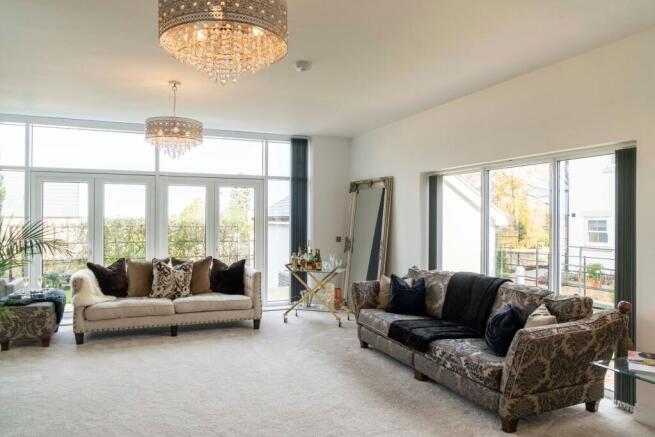 Spacious & light Lounge