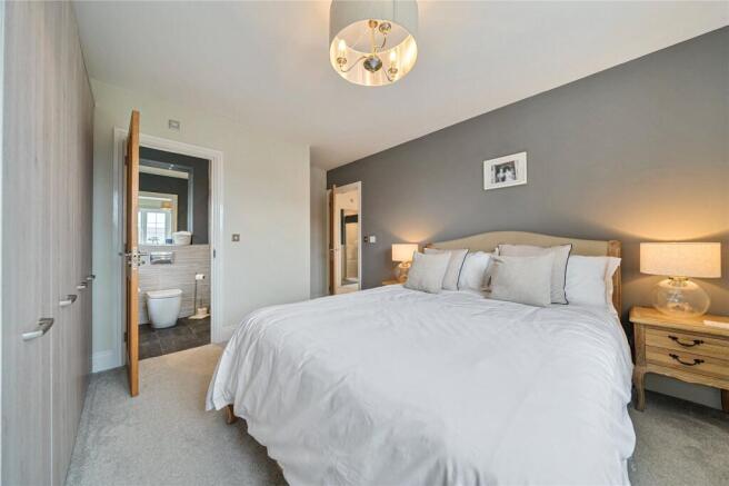 5 bed Detached for sale Image 11