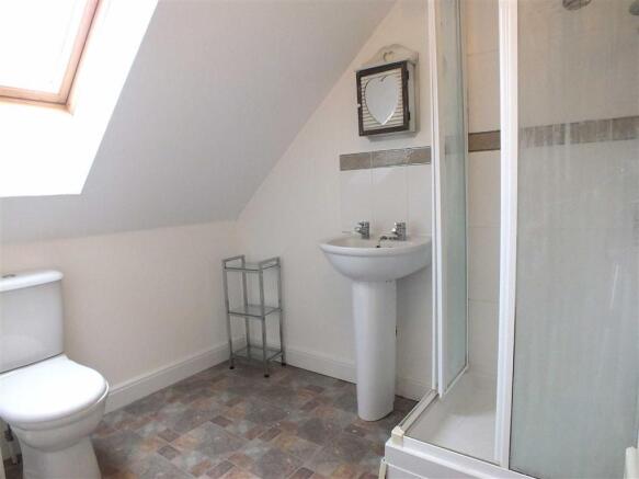EN-SUITE SHOWER ROOM