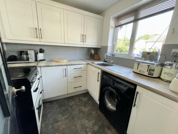 3. kitchen2.jpg