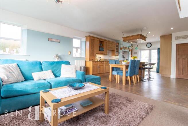 Lounge/Dining
