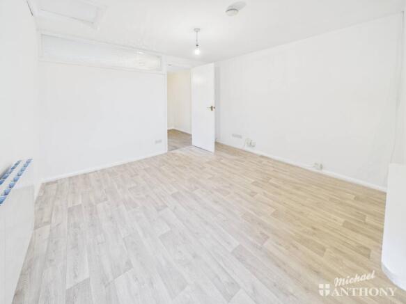 CAM02773G0-PR0372-STILL001