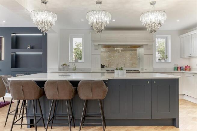 6 bed Detached for sale Image 8