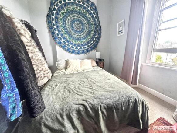 Bright double bedroom with a cozy feel....