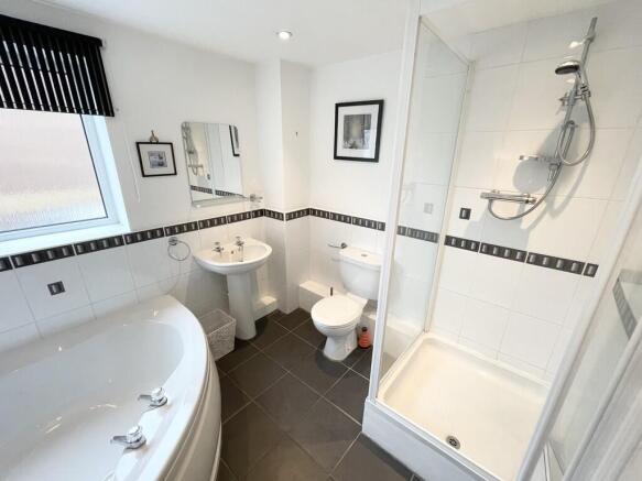 3 bed Apartment for sale Image 6