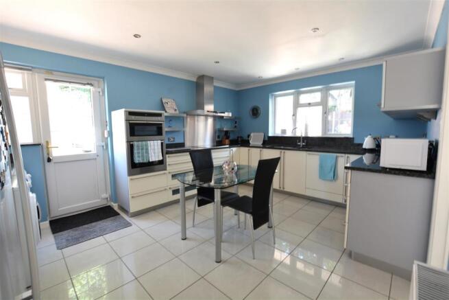 2. kitchen.JPG