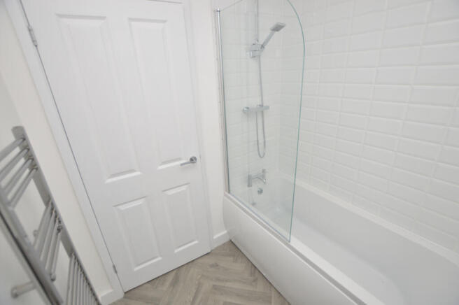 26 Edgeworth Road - Bathroom 1