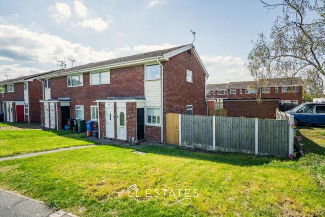 2-bed flat on Ffordd Penrhwylfa, Prestatyn LL19 8AH, £120,000