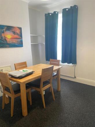 2 bed House Share to rent Image 4