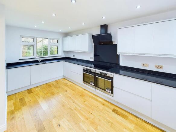 4 bed Detached to rent Image 9