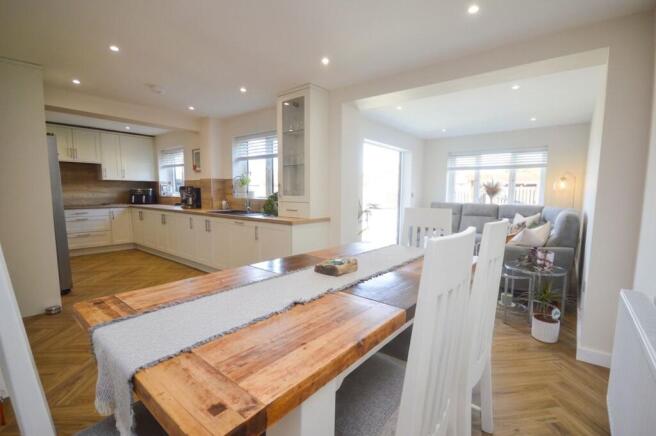 4 bed Semi-Detached for sale Image 9