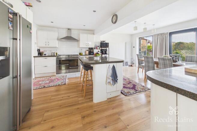 4 bed Detached for sale Image 7