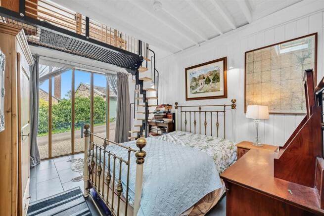 Bedroom to window.jpg