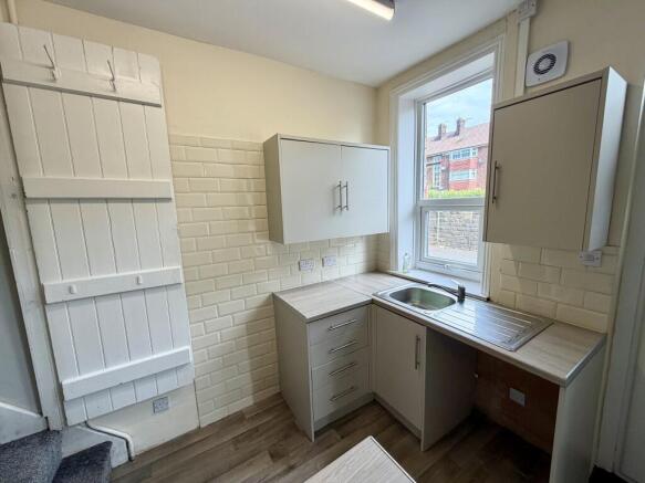 2 bed Terraced to rent Image 5