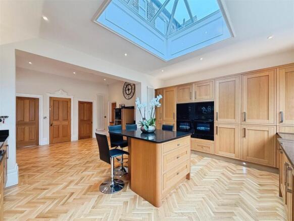 6 bed Detached for sale Image 7