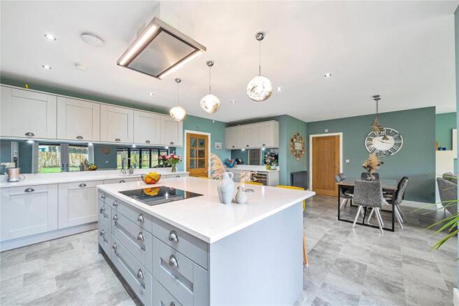 5 bed Detached for sale Image 6