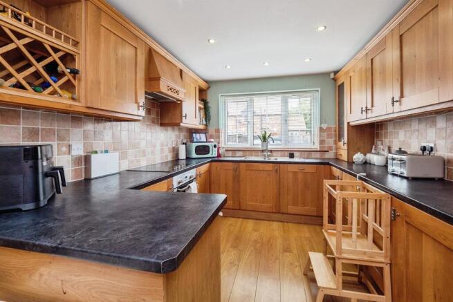 5 bed Detached for sale Image 3