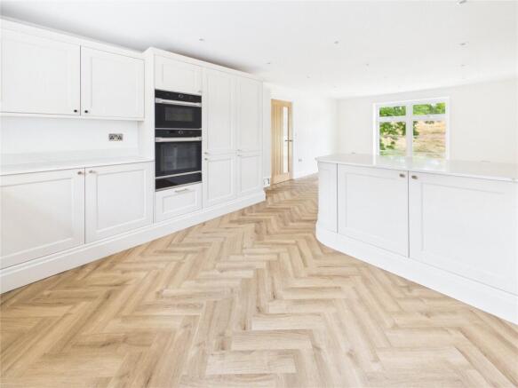 5 bed Detached for sale Image 5
