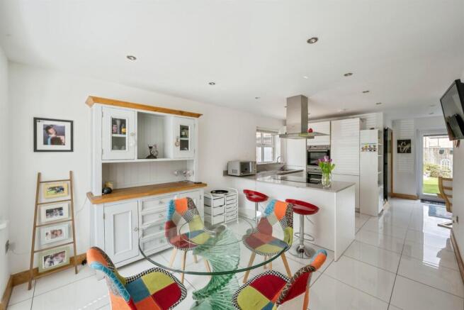 5 bed Detached for sale Image 11