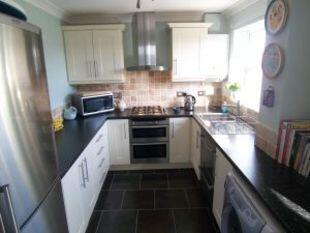KITCHEN/DINING AREA