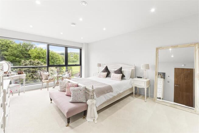 3 bed Apartment for sale Image 4