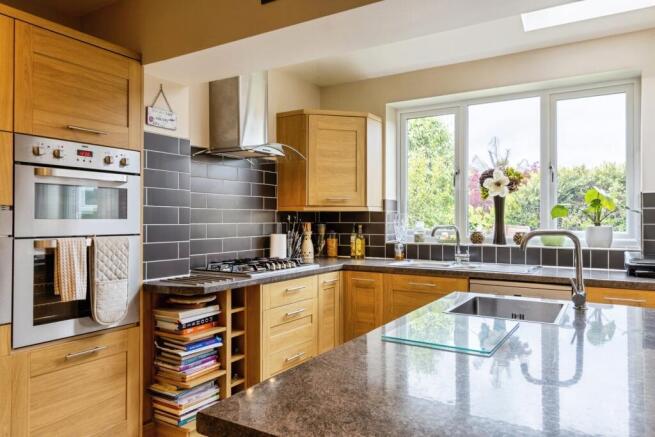 4 bed Semi-Detached for sale Image 10