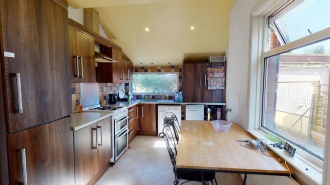 4 bed Semi-Detached to rent Image 7
